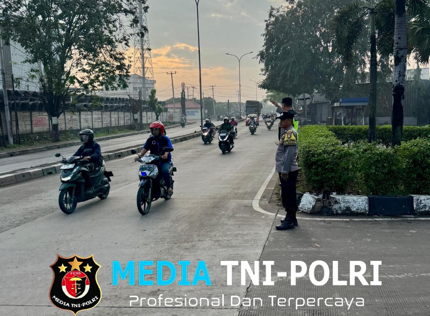 Pastikan Kelancaran Jalur Pantura, Polsek Kedungwaringin Atur Lalu Lintas Pagi dan Tingkatkan Disiplin Pengendara