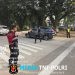Pastikan Keselamatan Mahasiswa dan Pejalan Kaki, Sat Samapta Polres Metro Bekasi Hadir Atur Lalu Lintas di Penyeberangan President University Jababeka