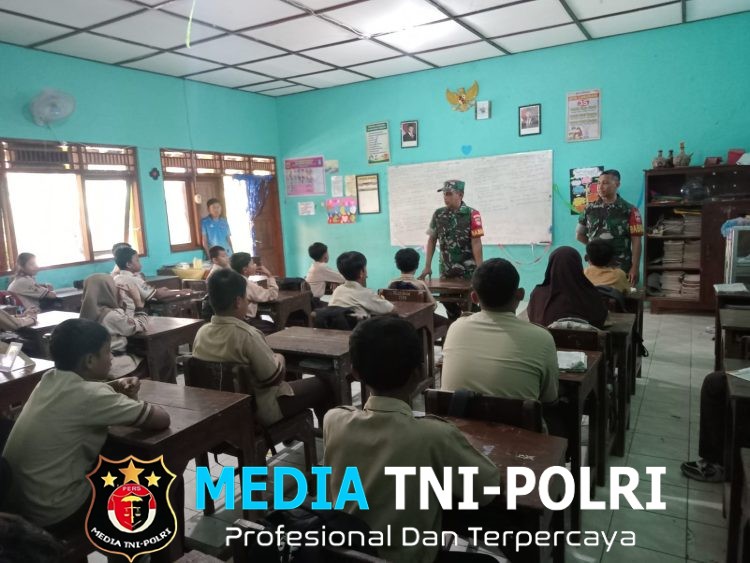 Bentengi Generasi Muda dari Lunturnya Nasionalisme, Babinsa Tangen Tanamkan Wawasan Kebangsaan di Sekolah Dasar
