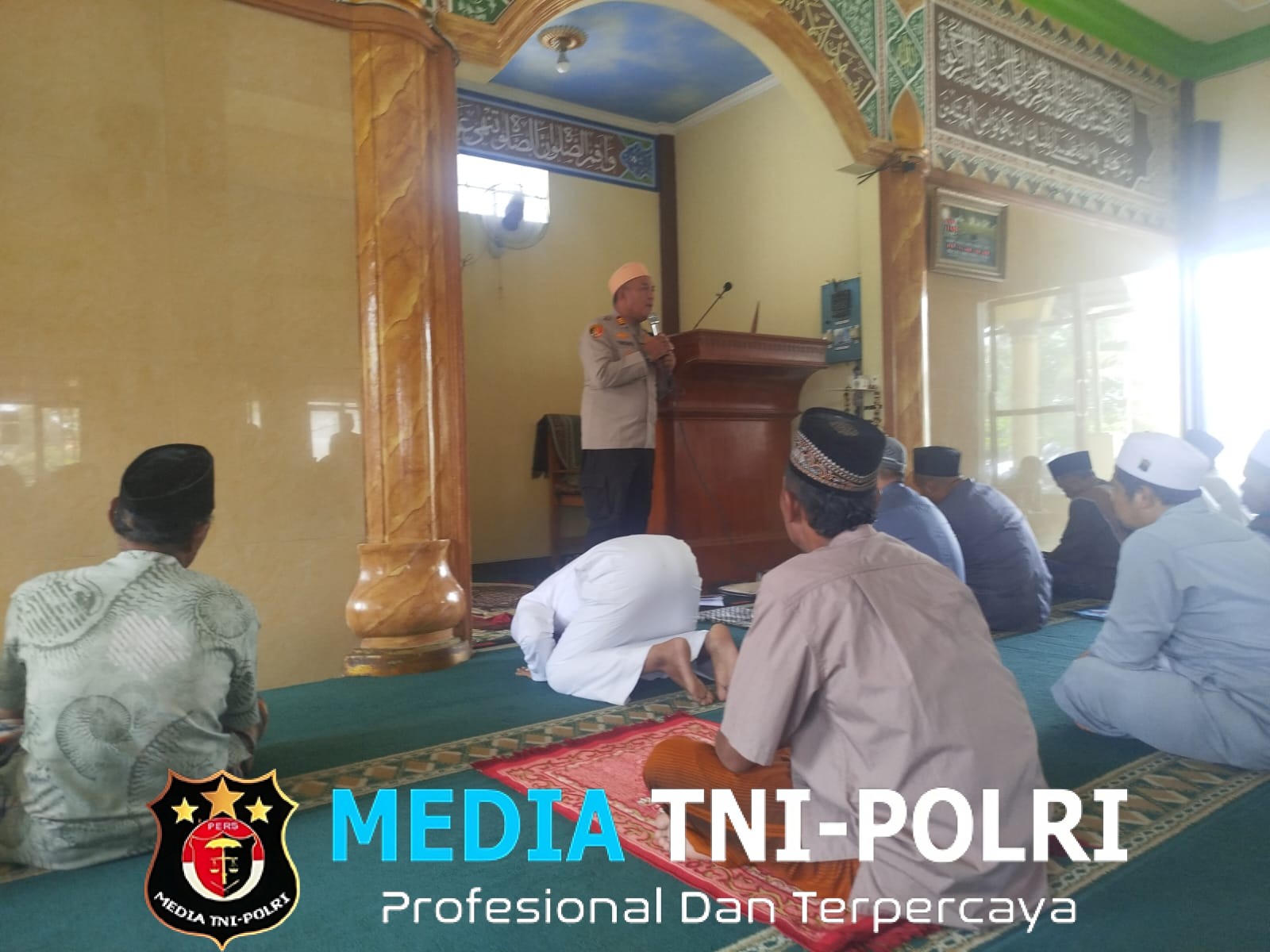 Kapolsek Kedungwaringin Salat Jumat Bersama Masyarakat, Pererat Silaturahmi dan Sampaikan Himbauan Kamtibmas