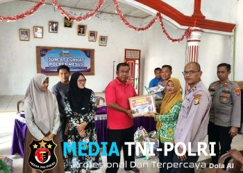 Jumat Curhat, Polsubsektor Mesuji Serap Aspirasi Warga dan Bagikan 25 Paket Sembako