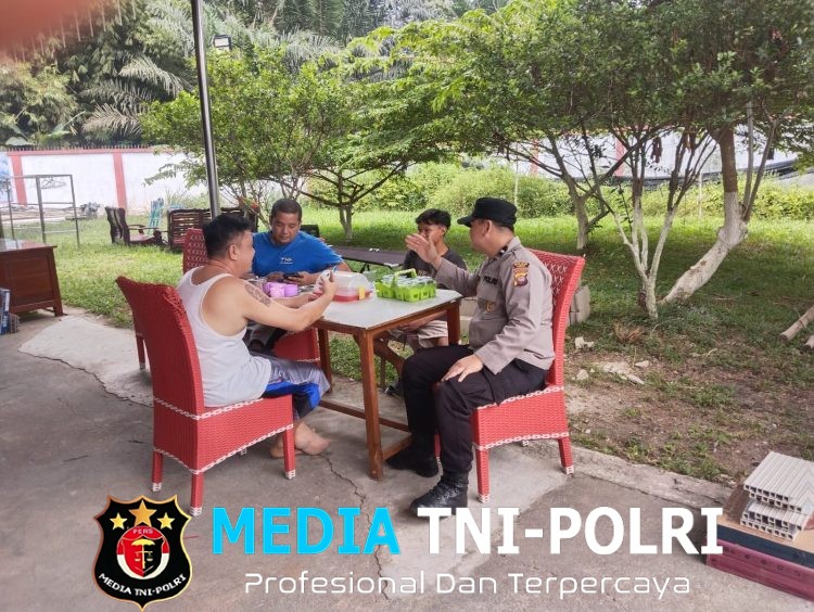 Dengan Slogan “Polisi Bersama Masyarakat”, Anggota Jelimpo Sambangi Warga Sambil Ngopi