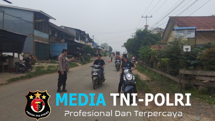 Jaga Kamseltibcarlantas, Polsek Sengah Temila Berikan Pelayanan Prima kepada Masyarakat
