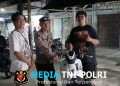 Humanis! Patroli Malam Polsek Mandor, Polisi Sapa Warga di Tepi Jalan Sambil Sampaikan Imbauan Kamtibmas