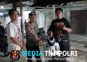 Humanis! Patroli Malam Polsek Mandor, Polisi Sapa Warga di Tepi Jalan Sambil Sampaikan Imbauan Kamtibmas
