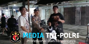 Humanis! Patroli Malam Polsek Mandor, Polisi Sapa Warga di Tepi Jalan Sambil Sampaikan Imbauan Kamtibmas