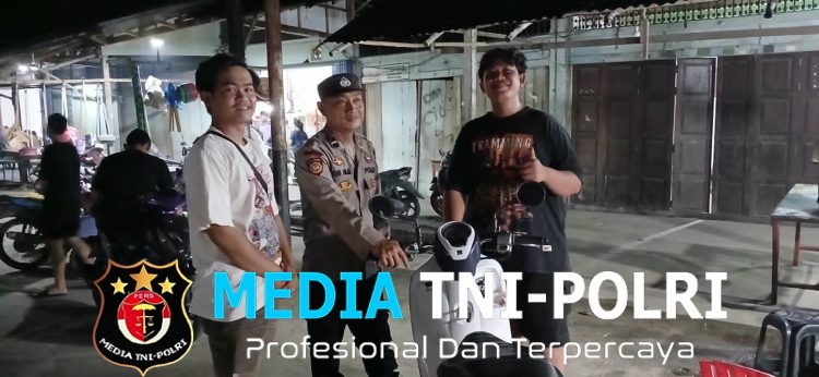 Humanis! Patroli Malam Polsek Mandor, Polisi Sapa Warga di Tepi Jalan Sambil Sampaikan Imbauan Kamtibmas