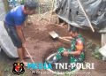 Tingkatkan Sanitasi Sehat, Babinsa Koramil 0808/11 Binangun Gotong Royong Buat Jamban Warga