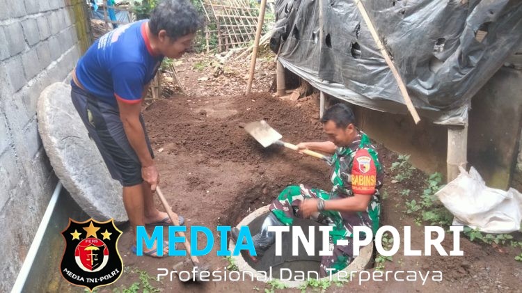 Tingkatkan Sanitasi Sehat, Babinsa Koramil 0808/11 Binangun Gotong Royong Buat Jamban Warga