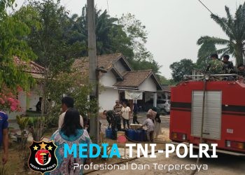 Peduli Kesulitan Air Bersih Babinsa Koramil 402-12 / Pemulutan Bersama BKO YON TP 949/DR Distribusikan Air Bersih kepada Masyarakat