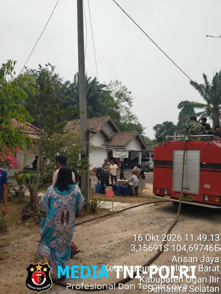 Peduli Kesulitan Air Bersih Babinsa Koramil 402-12 / Pemulutan Bersama BKO YON TP 949/DR Distribusikan Air Bersih kepada Masyarakat