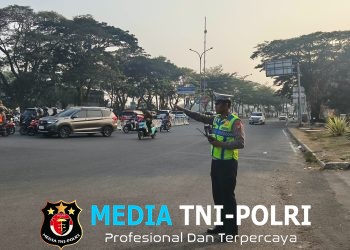 Pastikan Kelancaran Aktivitas Pagi, Unit Lantas Polsek Cikarang Pusat Hadir Atur Lalu Lintas di Perempatan Pasar Modern Deltamas