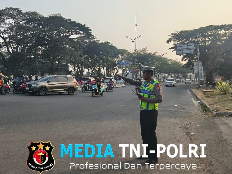 Pastikan Kelancaran Aktivitas Pagi, Unit Lantas Polsek Cikarang Pusat Hadir Atur Lalu Lintas di Perempatan Pasar Modern Deltamas