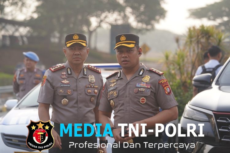 Kapolres Metro Bekasi Turun Langsung Atur Lalu Lintas Pagi di Simpang Patung Gajah Deltamas, Wujudkan Pelayanan Humanis bagi Masyarakat