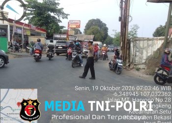 Turun Langsung Atur Lalu Lintas Pagi, Kapolsek Setu Pimpin Pelayanan Masyarakat di Empat Titik Padat Kendaraan