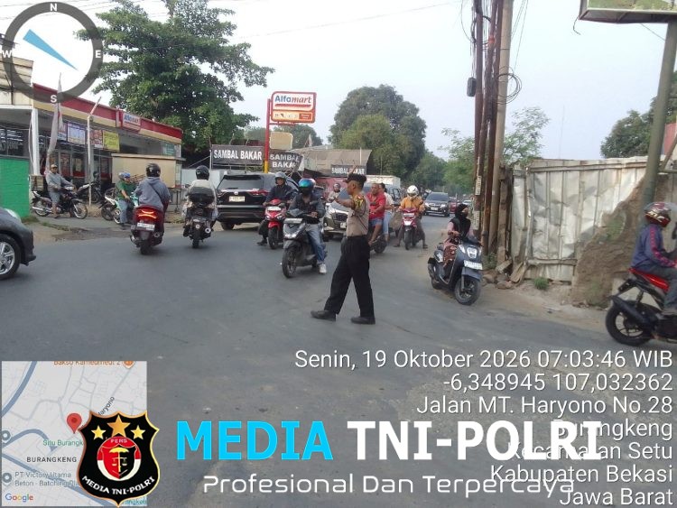 Turun Langsung Atur Lalu Lintas Pagi, Kapolsek Setu Pimpin Pelayanan Masyarakat di Empat Titik Padat Kendaraan
