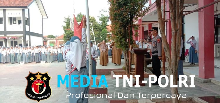 Tanamkan Cinta Tanah Air dan Kedisiplinan, Polsek Cibarusah Jadi Pembina Upacara di SMAN 1 Cibarusah