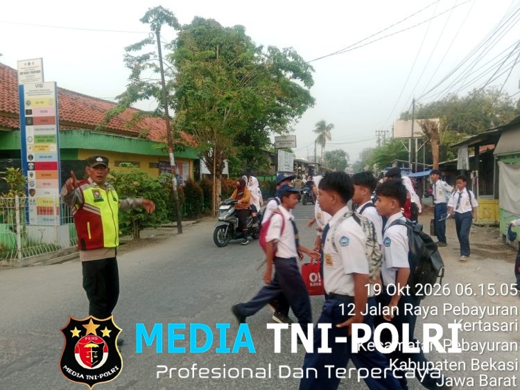 Polisi Hadir Sejak Pagi, Polsek Pebayuran Atur Lalu Lintas di Depan SMPN 1 demi Keselamatan Masyarakat