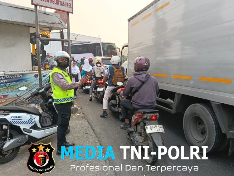 Kapolres Metro Bekasi Pimpin Pengaturan Lalu Lintas Pagi di 27 Titik, Wujudkan Ruang Publik Aman dan Pelayanan Humanis bagi Masyarakat