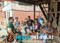 Pererat Kedekatan dengan Warga, Babinsa Serka Napolion Sosialisasikan Informasi Rekrutmen TNI AD di Desa Air Batu