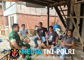 Pererat Kedekatan dengan Warga, Babinsa Serka Napolion Sosialisasikan Informasi Rekrutmen TNI AD di Desa Air Batu