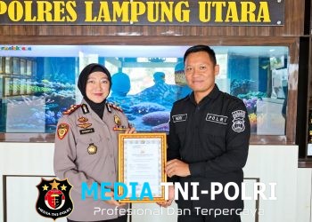 Di Luar Tugas Kehumasan, Aipda Heriyanto Berhasil Amankan Pelaku Pencurian yang Viral di Alfamart, Terima Penghargaan dari Kapolres Lampung Utara