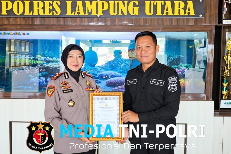 Di Luar Tugas Kehumasan, Aipda Heriyanto Berhasil Amankan Pelaku Pencurian yang Viral di Alfamart, Terima Penghargaan dari Kapolres Lampung Utara
