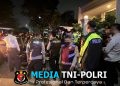 Respons Cepat Layanan Polisi 110, Polsek Cikarang Timur Evakuasi Perempuan Tak Sadarkan Diri di Dalam Mobil di Sertajaya