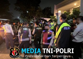Respons Cepat Layanan Polisi 110, Polsek Cikarang Timur Evakuasi Perempuan Tak Sadarkan Diri di Dalam Mobil di Sertajaya