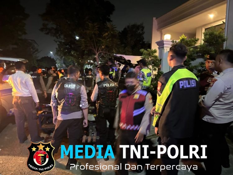Respons Cepat Layanan Polisi 110, Polsek Cikarang Timur Evakuasi Perempuan Tak Sadarkan Diri di Dalam Mobil di Sertajaya