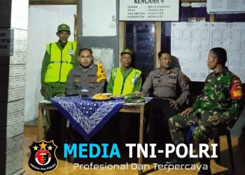 Pastikan Wilayahnya Aman, Babinsa Puhpelem Patroli Malam Sambangi Warga