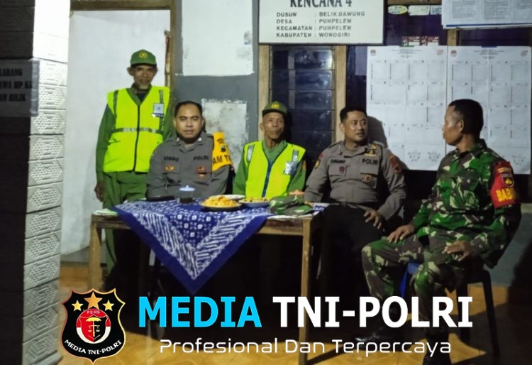 Pastikan Wilayahnya Aman, Babinsa Puhpelem Patroli Malam Sambangi Warga