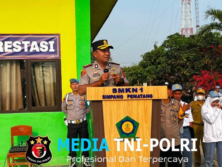 Kapolres Mesuji Jadi Inspektur Upacara di SMKN 1 Simpang Pematang, Sosialisasikan Program “Polisi Bersama Masyarakat”