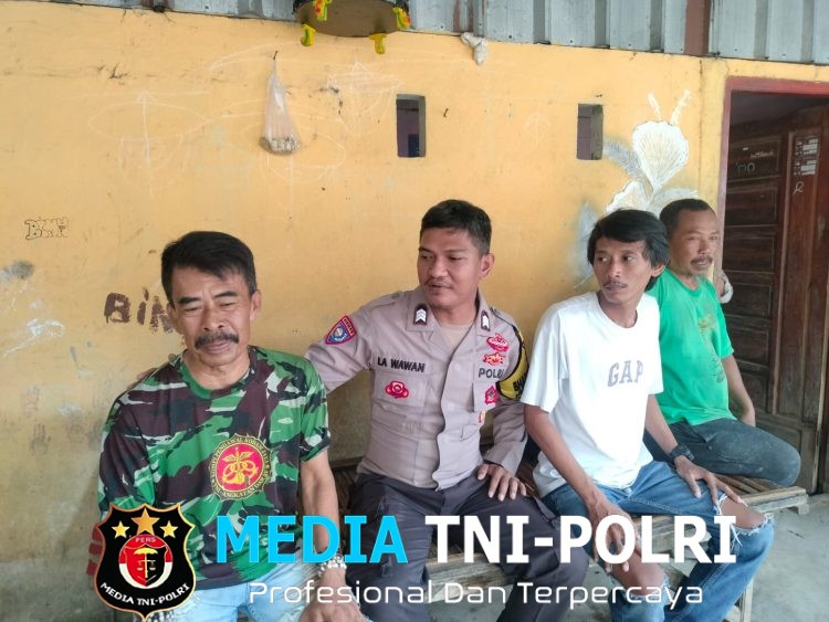 Perkuat Sinergi dengan Warga, Bhabinkamtibmas Polsek Pebayuran Sambangi Ketua RT dan Masyarakat Desa Karanghaur