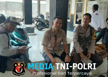 Perkuat Kamtibmas dan Cegah Penyebaran Hoaks, Bhabinkamtibmas Polsek Pebayuran Sambangi Warga Desa Kertajaya