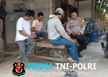 Perkuat Siskamling dan Cegah Pencurian Kendaraan, Bhabinkamtibmas Polsek Kedungwaringin Sambangi Warga Desa Karangharum