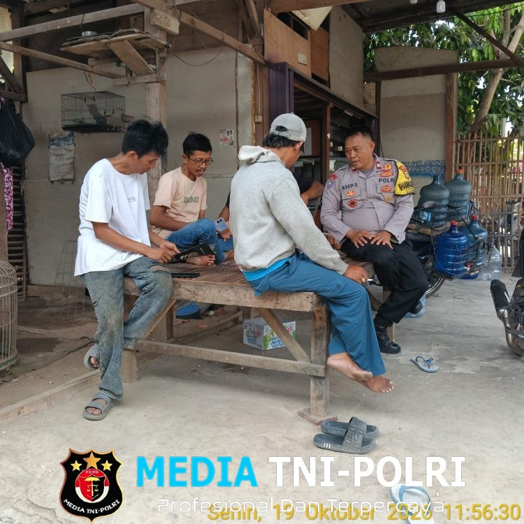 Perkuat Siskamling dan Cegah Pencurian Kendaraan, Bhabinkamtibmas Polsek Kedungwaringin Sambangi Warga Desa Karangharum