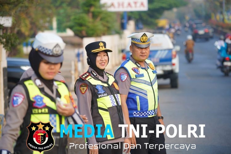 Hadir di Tengah Masyarakat, Kapolres Lampung Utara Pantau Arus Lalu Lintas, Pastikan Pelayanan Berjalan Optimal