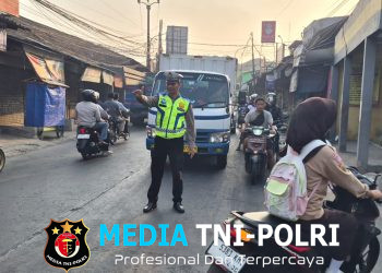 Polsek Setu Laksanakan Pengaturan Lalu Lintas Pagi di Pertigaan KUD, Pastikan Kelancaran Aktivitas Masyarakat