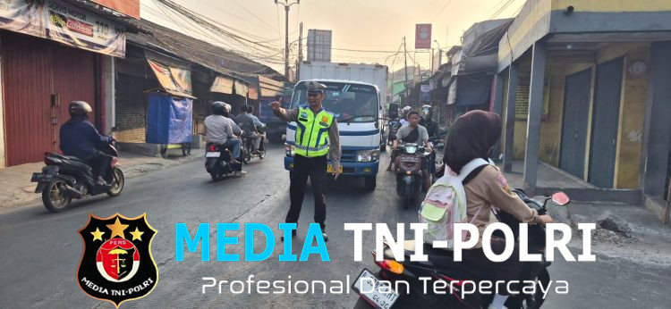 Polsek Setu Laksanakan Pengaturan Lalu Lintas Pagi di Pertigaan KUD, Pastikan Kelancaran Aktivitas Masyarakat