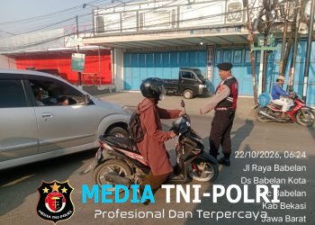 Polsek Babelan Gelar Strong Point Pagi, Atur Lalu Lintas di Pertigaan Jembatan Besi