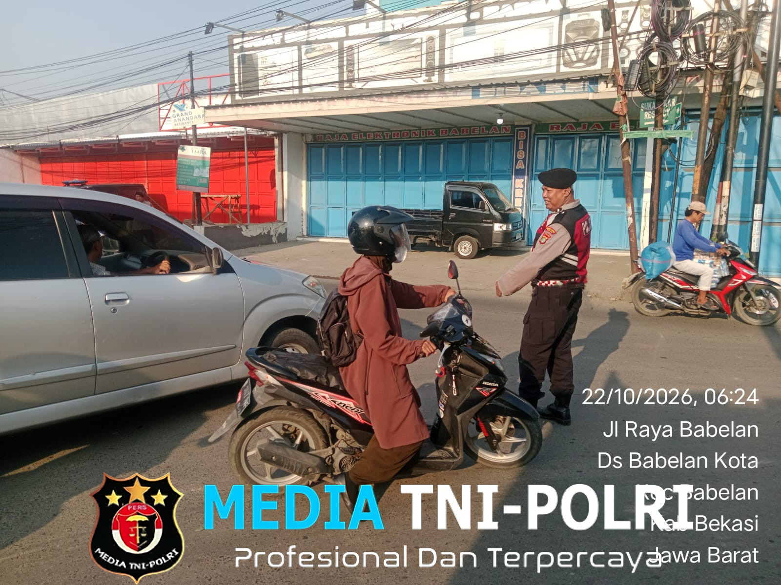 Polsek Babelan Gelar Strong Point Pagi, Atur Lalu Lintas di Pertigaan Jembatan Besi