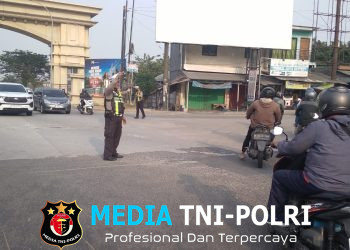 Polsek Cikarang Pusat Laksanakan Pengaturan Lalu Lintas Pagi di Perempatan Pasar Modern Deltamas