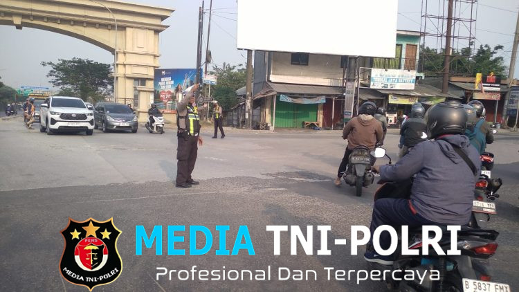 Polsek Cikarang Pusat Laksanakan Pengaturan Lalu Lintas Pagi di Perempatan Pasar Modern Deltamas