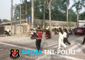 Tim Patko Polisi Bersama Masyarakat Laksanakan Pengaturan Lalu Lintas Pagi di Kawasan President University Cikarang Utara