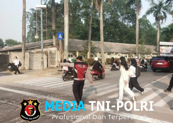 Tim Patko Polisi Bersama Masyarakat Laksanakan Pengaturan Lalu Lintas Pagi di Kawasan President University Cikarang Utara