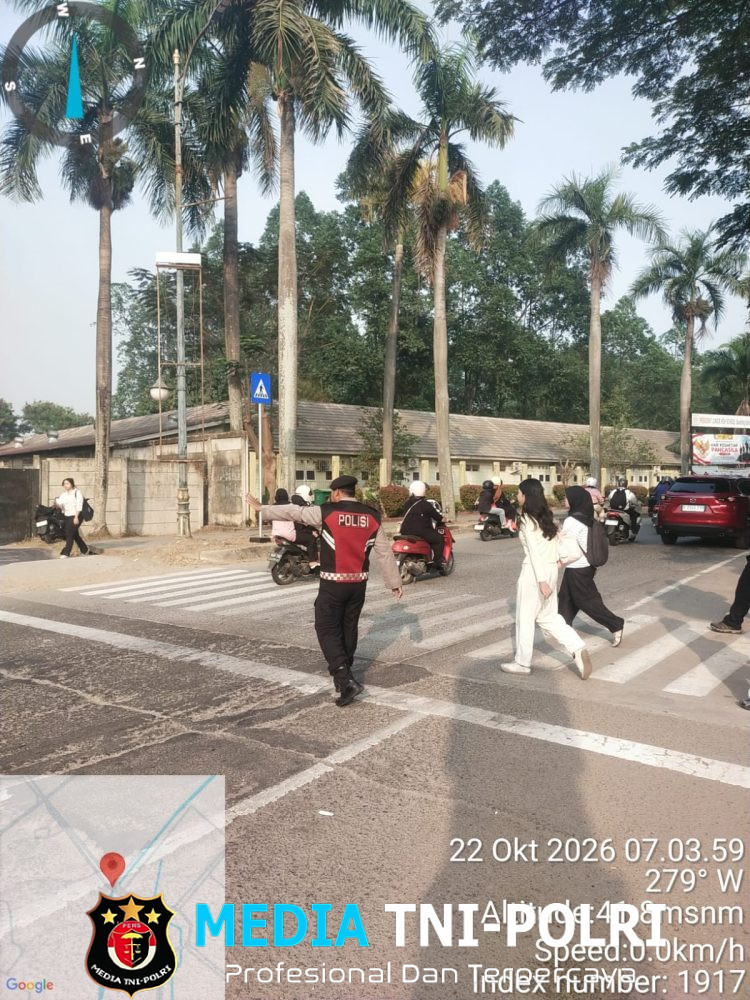 Tim Patko Polisi Bersama Masyarakat Laksanakan Pengaturan Lalu Lintas Pagi di Kawasan President University Cikarang Utara