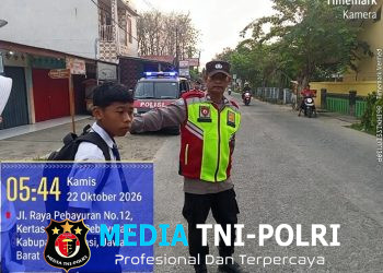 Polsek Pebayuran Laksanakan Pengaturan Lalu Lintas Pagi di Depan SMPN 1 Pebayuran, Berikan Pelayanan kepada Masyarakat