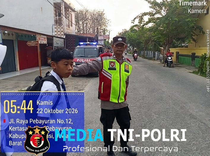 Polsek Pebayuran Laksanakan Pengaturan Lalu Lintas Pagi di Depan SMPN 1 Pebayuran, Berikan Pelayanan kepada Masyarakat