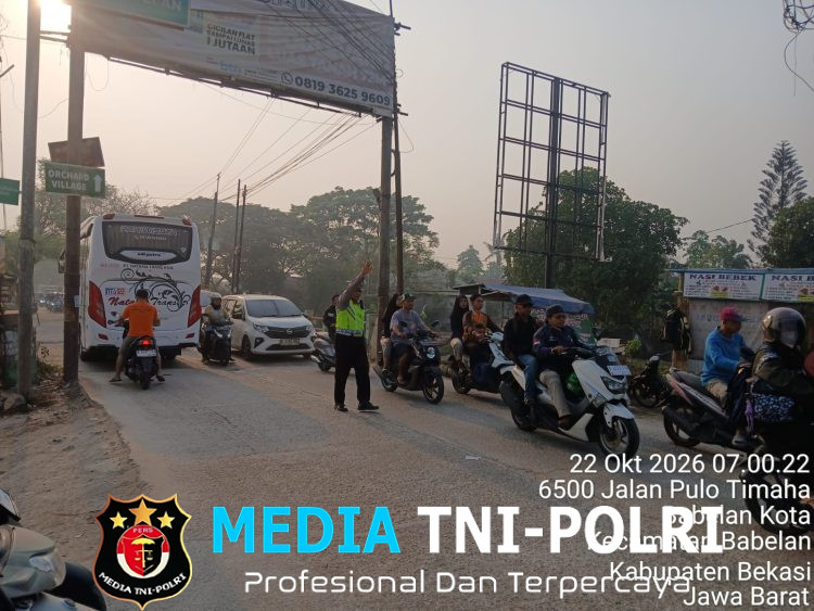 Polsek Babelan Atur Lalu Lintas Pagi di Perempatan Warung Gabus, Pastikan Kelancaran Arus Kendaraan Menuju Jakarta